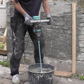 Mur med ødelagt puss og løse fuger: Lim opp tynne lister (kalt lirer) Mur med ødelagt puss og løse fuger: Lim opp tynne lister (kalt lirer)